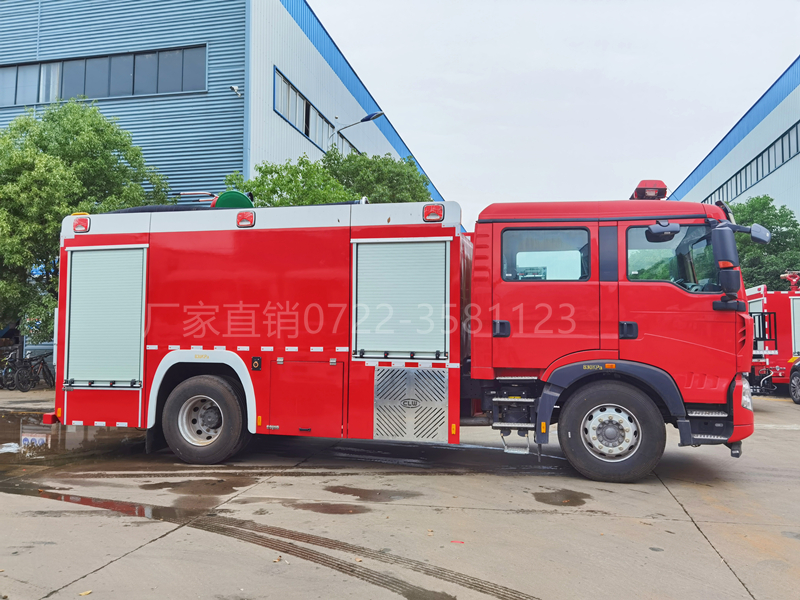 重汽8吨水罐消防车