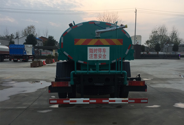 东风四驱洒水车尾部图
